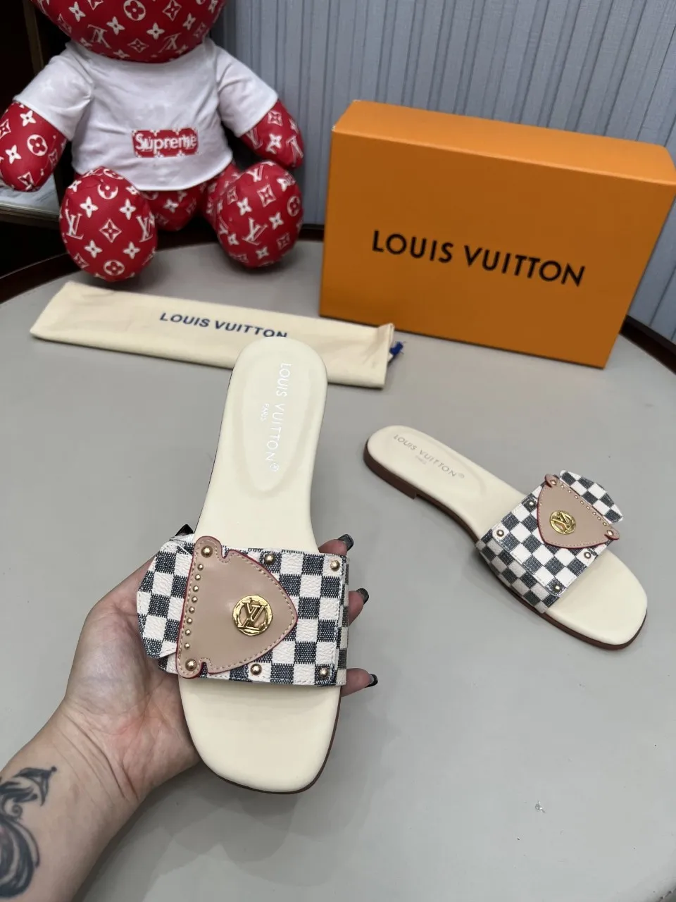 👟👟Ex-factory price 320👟👟 Genuine leather sole +40 Louis Vuitton, 1:1 advanced customization upper, fabric: customized LV special fabric, lining: sheepskin, original molding hardware, code number: 35-42, order with pictures, welcome to send pictures to place an order,